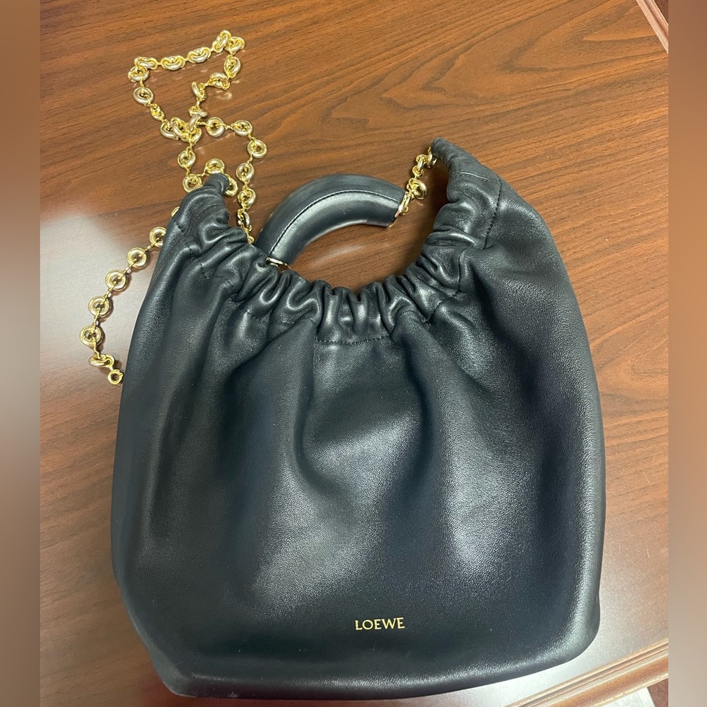 Loewe Small Squeeze bag in mellow nappa black lambskin - Picture 4 of 15
